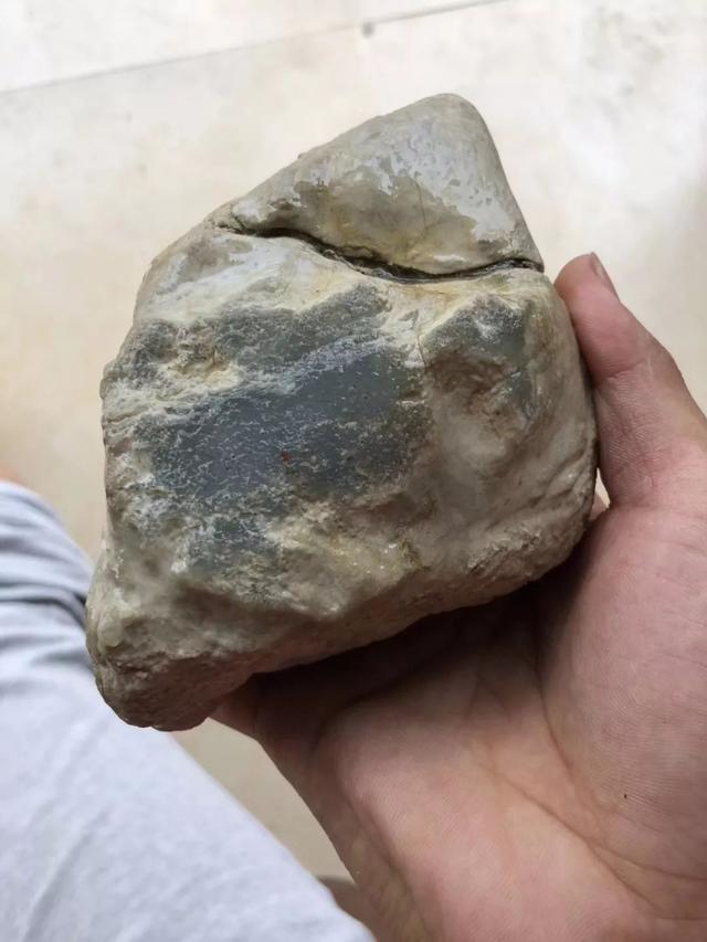 甘肃高冰翡翠原石冰种的翡翠原石-第3张图片-翡翠网 甘肃高冰翡翠原石冰种的翡翠原石-第3张图片-翡翠网