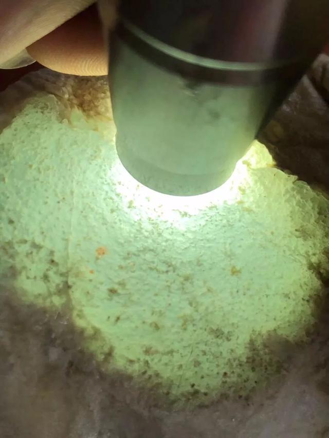 甘肃高冰翡翠原石冰种的翡翠原石-第4张图片-翡翠网 甘肃高冰翡翠原石冰种的翡翠原石-第4张图片-翡翠网