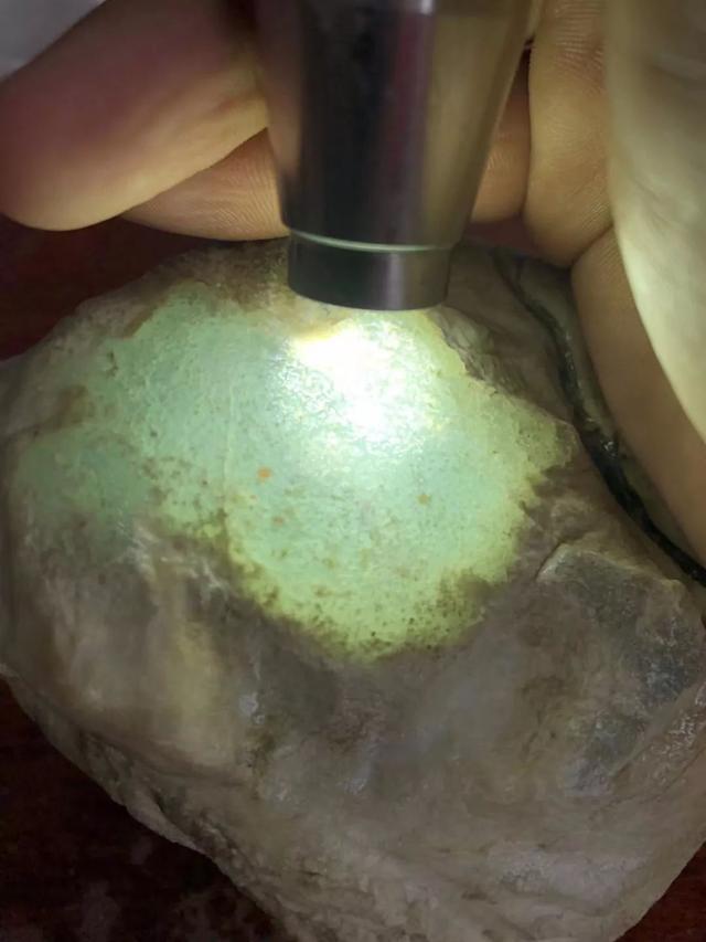 甘肃高冰翡翠原石冰种的翡翠原石-第5张图片-翡翠网 甘肃高冰翡翠原石冰种的翡翠原石-第5张图片-翡翠网