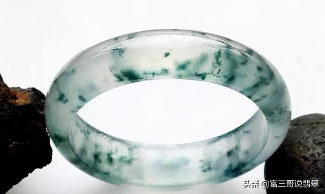 一万元的翡翠飘花,翡翠原石飘花鉴定-第1张图片-翡翠网