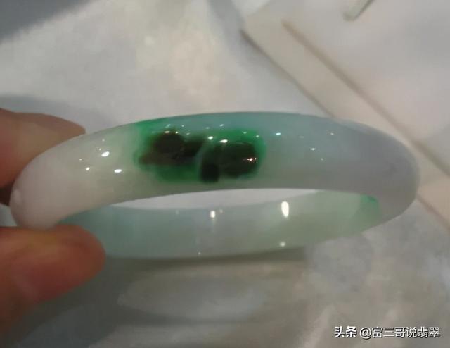 一万元的翡翠飘花,翡翠原石飘花鉴定-第4张图片-翡翠网