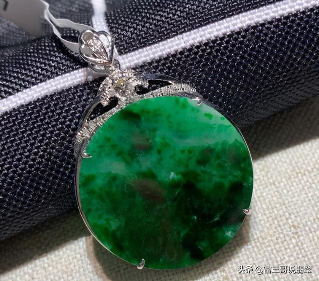 一万元的翡翠飘花,翡翠原石飘花鉴定-第5张图片-翡翠网