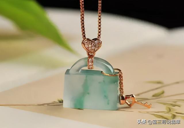 一万元的翡翠飘花,翡翠原石飘花鉴定-第8张图片-翡翠网