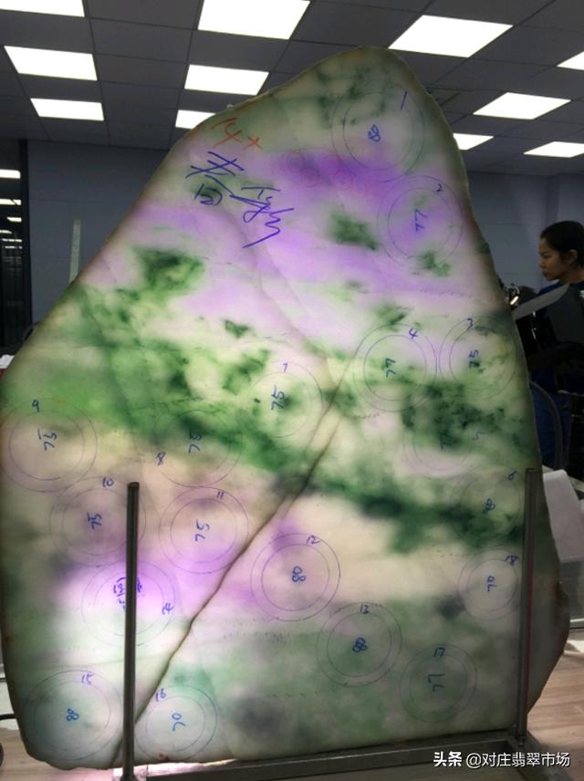 翡翠手镯种水色销售讲解如何鉴别翡翠手镯真假-第1张图片-翡翠网 翡翠手镯种水色销售讲解如何鉴别翡翠手镯真假-第1张图片-翡翠网