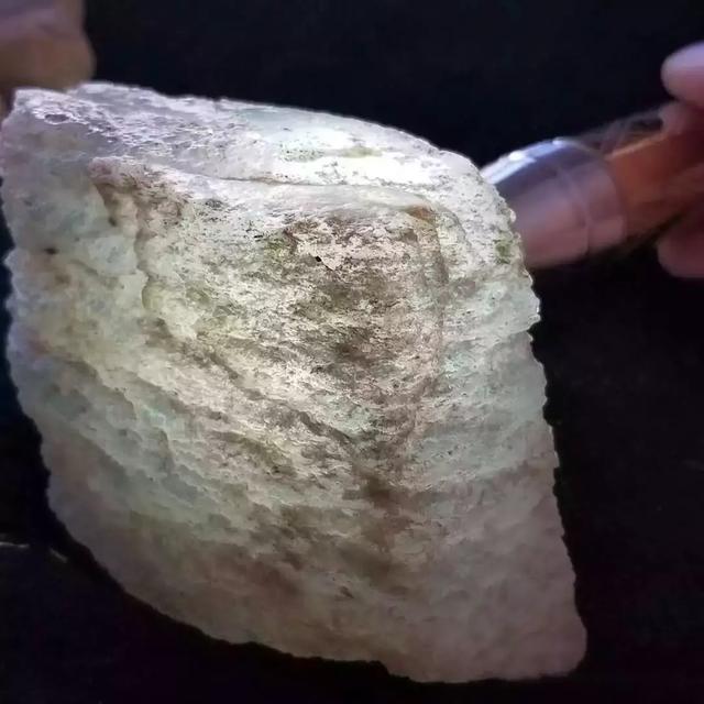 脱沙皮翡翠原石,翡翠原石上的蟒带-第1张图片-翡翠网 脱沙皮翡翠原石,翡翠原石上的蟒带-第1张图片-翡翠网