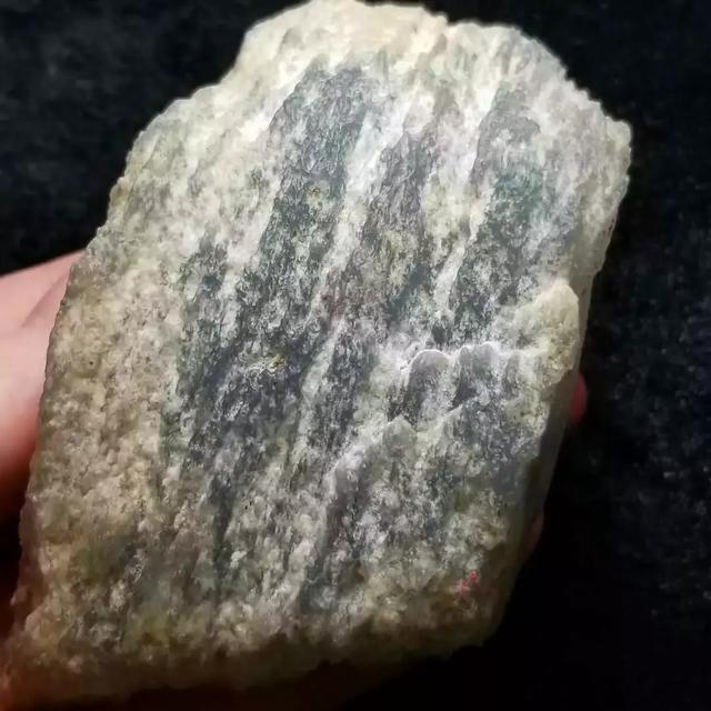 脱沙皮翡翠原石,翡翠原石上的蟒带-第2张图片-翡翠网 脱沙皮翡翠原石,翡翠原石上的蟒带-第2张图片-翡翠网