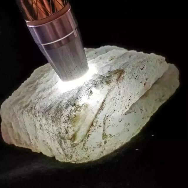 脱沙皮翡翠原石,翡翠原石上的蟒带-第3张图片-翡翠网 脱沙皮翡翠原石,翡翠原石上的蟒带-第3张图片-翡翠网