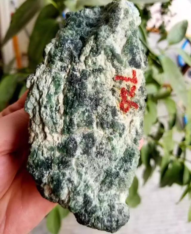 脱沙皮翡翠原石,翡翠原石上的蟒带-第4张图片-翡翠网 脱沙皮翡翠原石,翡翠原石上的蟒带-第4张图片-翡翠网