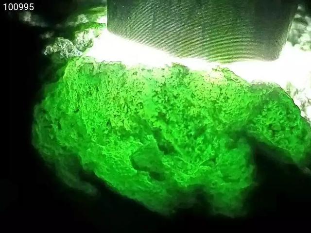 脱沙皮翡翠原石,翡翠原石上的蟒带-第5张图片-翡翠网 脱沙皮翡翠原石,翡翠原石上的蟒带-第5张图片-翡翠网