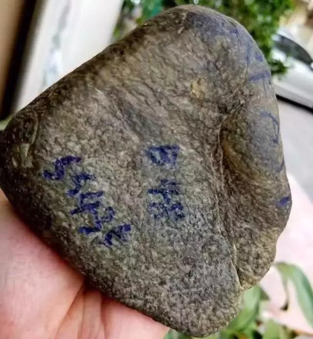 脱沙皮翡翠原石,翡翠原石上的蟒带-第6张图片-翡翠网 脱沙皮翡翠原石,翡翠原石上的蟒带-第6张图片-翡翠网