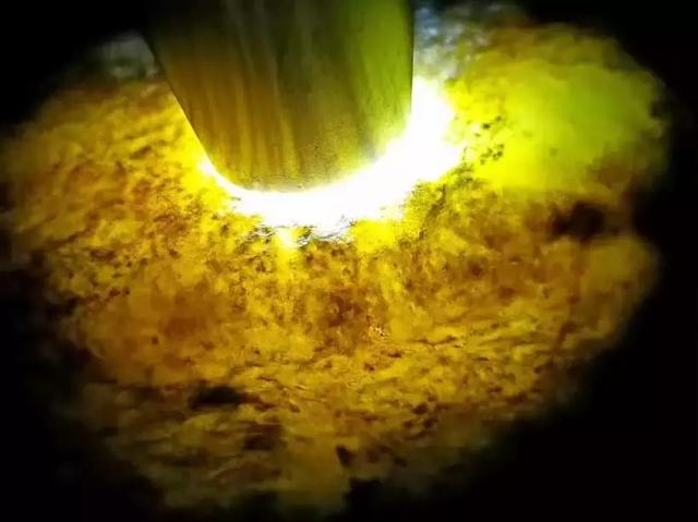 脱沙皮翡翠原石,翡翠原石上的蟒带-第7张图片-翡翠网 脱沙皮翡翠原石,翡翠原石上的蟒带-第7张图片-翡翠网