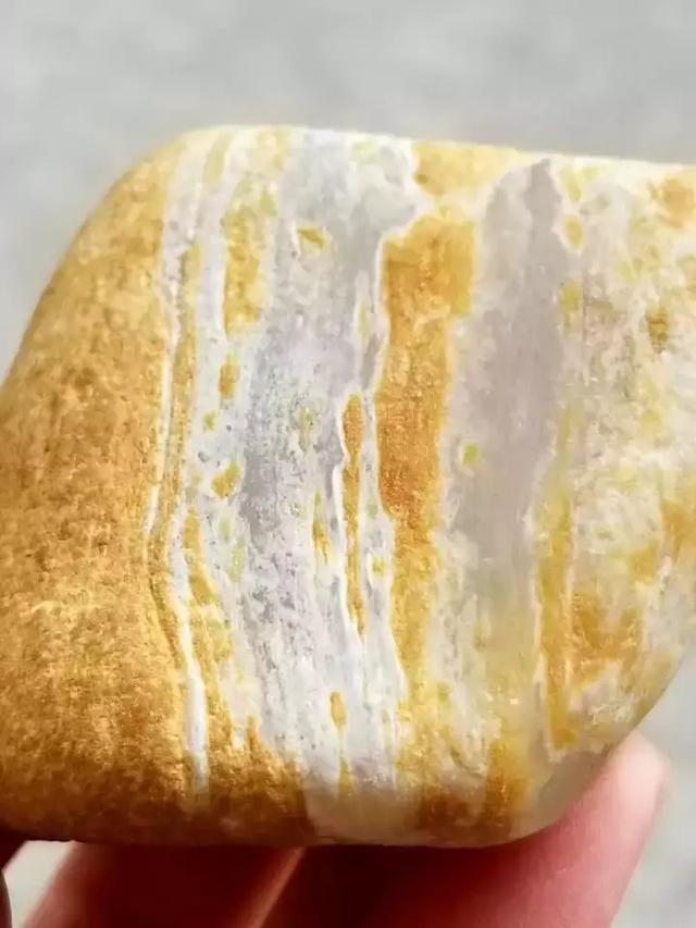 脱沙皮翡翠原石,翡翠原石上的蟒带-第8张图片-翡翠网 脱沙皮翡翠原石,翡翠原石上的蟒带-第8张图片-翡翠网