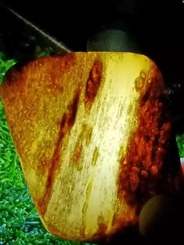 脱沙皮翡翠原石,翡翠原石上的蟒带-第9张图片-翡翠网 脱沙皮翡翠原石,翡翠原石上的蟒带-第9张图片-翡翠网