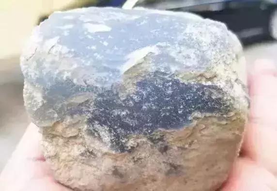 脱沙皮翡翠原石,翡翠原石上的蟒带-第10张图片-翡翠网 脱沙皮翡翠原石,翡翠原石上的蟒带-第10张图片-翡翠网