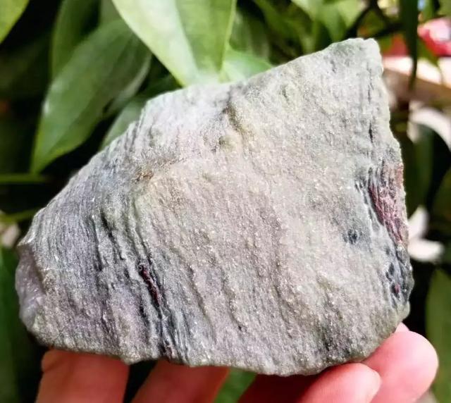 脱沙皮翡翠原石,翡翠原石上的蟒带-第12张图片-翡翠网 脱沙皮翡翠原石,翡翠原石上的蟒带-第12张图片-翡翠网