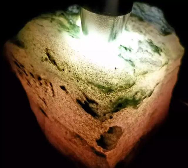 脱沙皮翡翠原石,翡翠原石上的蟒带-第13张图片-翡翠网 脱沙皮翡翠原石,翡翠原石上的蟒带-第13张图片-翡翠网