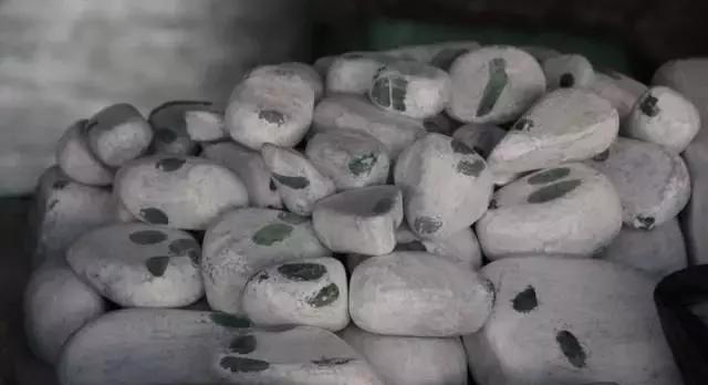 脱沙皮翡翠原石,翡翠原石上的蟒带-第18张图片-翡翠网 脱沙皮翡翠原石,翡翠原石上的蟒带-第18张图片-翡翠网