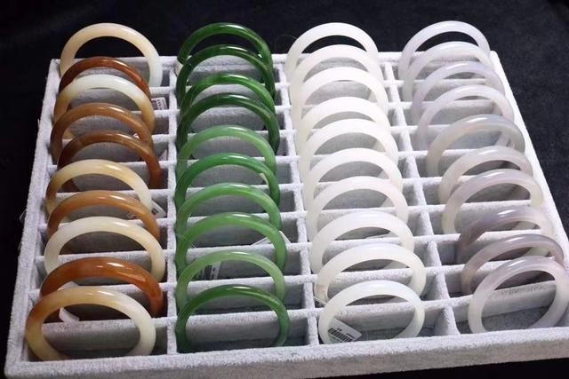 翡翠手镯什么颜色好灰绿色翡翠手镯价格-第3张图片-翡翠网 翡翠手镯什么颜色好灰绿色翡翠手镯价格-第3张图片-翡翠网