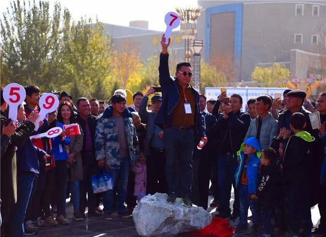 公盘块状绿翡翠原石,各场口翡翠原石图解-第1张图片-翡翠网 公盘块状绿翡翠原石,各场口翡翠原石图解-第1张图片-翡翠网