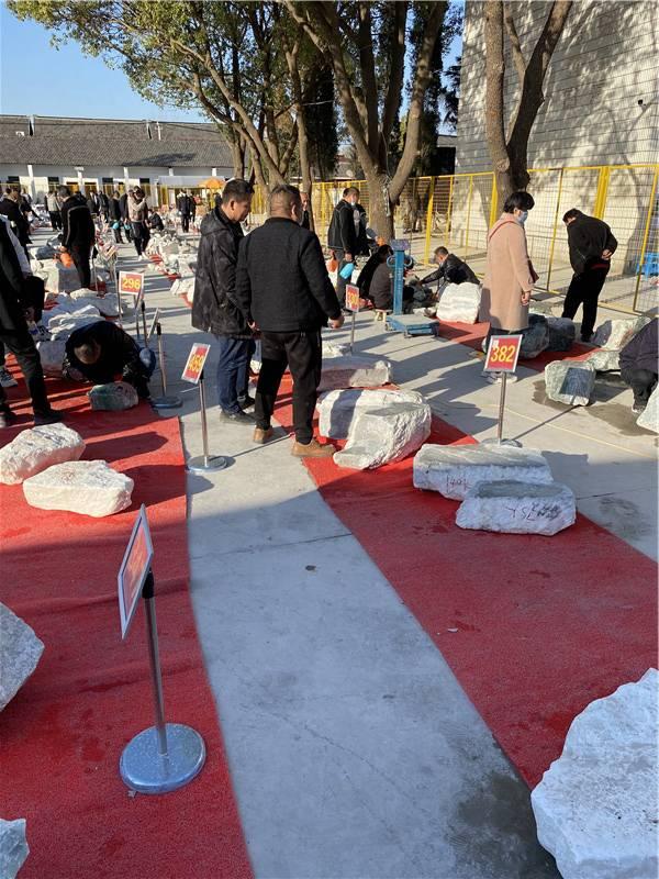 公盘块状绿翡翠原石,各场口翡翠原石图解-第2张图片-翡翠网 公盘块状绿翡翠原石,各场口翡翠原石图解-第2张图片-翡翠网