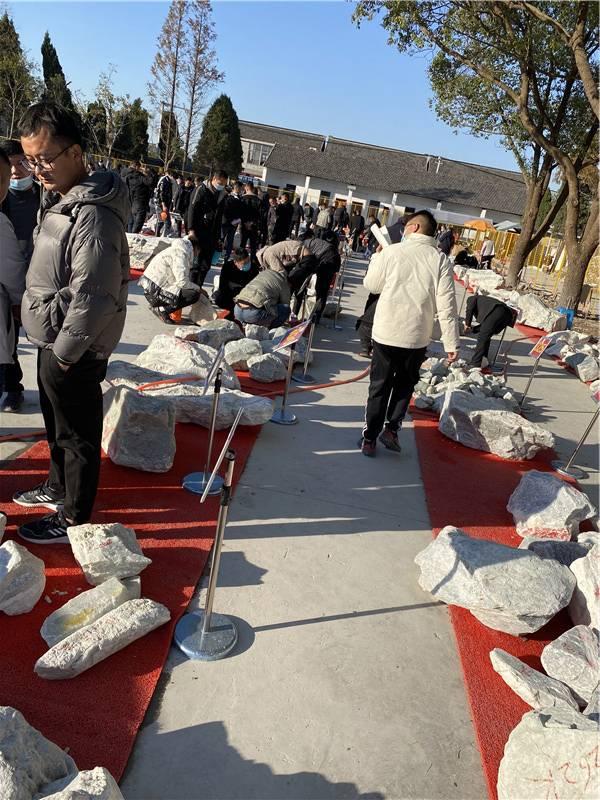 公盘块状绿翡翠原石,各场口翡翠原石图解-第5张图片-翡翠网 公盘块状绿翡翠原石,各场口翡翠原石图解-第5张图片-翡翠网