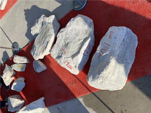 公盘块状绿翡翠原石,各场口翡翠原石图解-第6张图片-翡翠网 公盘块状绿翡翠原石,各场口翡翠原石图解-第6张图片-翡翠网