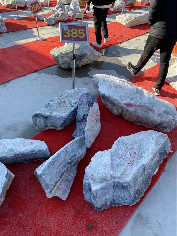 公盘块状绿翡翠原石,各场口翡翠原石图解-第7张图片-翡翠网 公盘块状绿翡翠原石,各场口翡翠原石图解-第7张图片-翡翠网