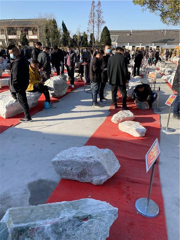 公盘块状绿翡翠原石,各场口翡翠原石图解-第8张图片-翡翠网 公盘块状绿翡翠原石,各场口翡翠原石图解-第8张图片-翡翠网