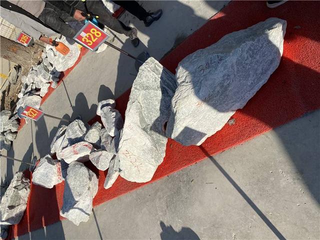 公盘块状绿翡翠原石,各场口翡翠原石图解-第9张图片-翡翠网 公盘块状绿翡翠原石,各场口翡翠原石图解-第9张图片-翡翠网