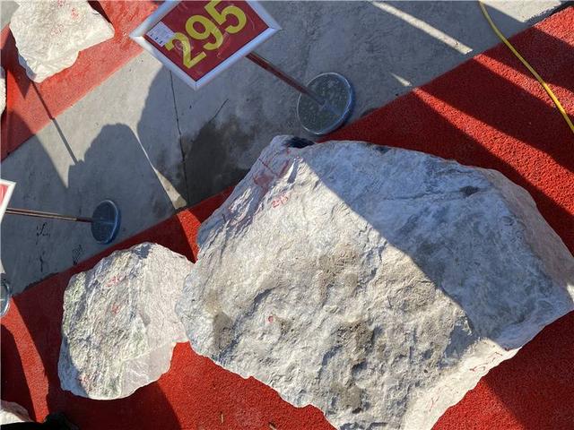 公盘块状绿翡翠原石,各场口翡翠原石图解-第10张图片-翡翠网 公盘块状绿翡翠原石,各场口翡翠原石图解-第10张图片-翡翠网