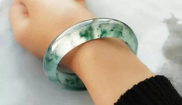 翡翠和玉有什么区别翡翠玉扣价格-第6张图片-翡翠网 翡翠和玉有什么区别翡翠玉扣价格-第6张图片-翡翠网