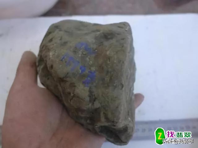 翡翠原石怎么切割视频,赌翡翠原石切割视频-第2张图片-翡翠网 翡翠原石怎么切割视频,赌翡翠原石切割视频-第2张图片-翡翠网