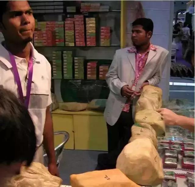 冒充翡翠原石翡翠原石毛料-第1张图片-翡翠网 冒充翡翠原石翡翠原石毛料-第1张图片-翡翠网