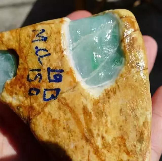 冒充翡翠原石翡翠原石毛料-第9张图片-翡翠网 冒充翡翠原石翡翠原石毛料-第9张图片-翡翠网