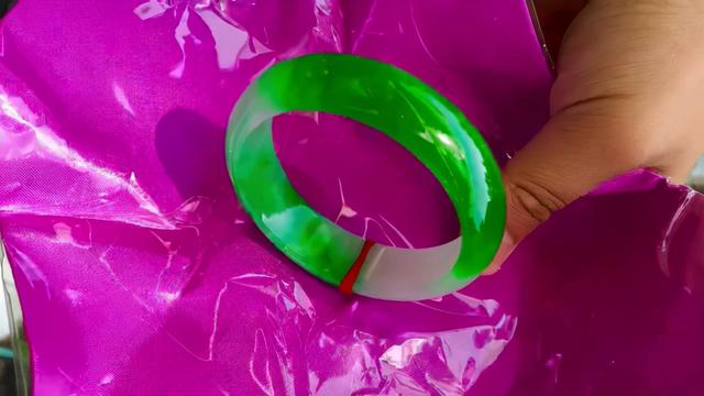 快手直播秒杀抢货技巧快手直播100块钱一条的翡翠手镯-第4张图片-翡翠网 快手直播秒杀抢货技巧快手直播100块钱一条的翡翠手镯-第4张图片-翡翠网