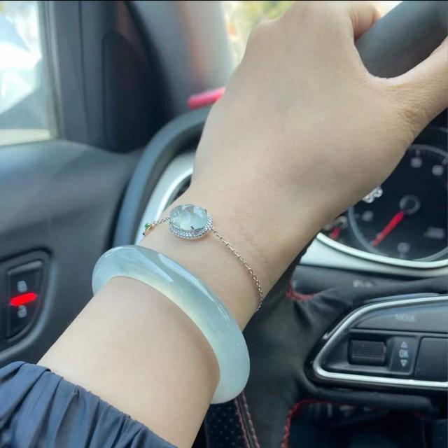 辨别翡翠手镯好坏玉手镯怎么看真假好坏-第2张图片-翡翠网 辨别翡翠手镯好坏玉手镯怎么看真假好坏-第2张图片-翡翠网