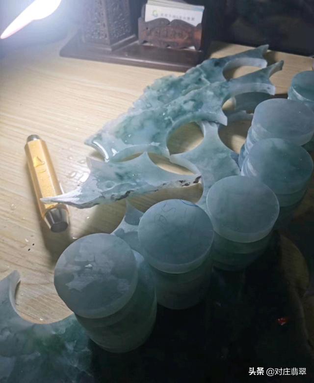 翡翠天空蓝手镯成品带翡翠手镯有什么好处-第2张图片-翡翠网 翡翠天空蓝手镯成品带翡翠手镯有什么好处-第2张图片-翡翠网