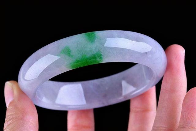 翡翠手镯存放方法翡翠手镯有棉絮怎么养-第1张图片-翡翠网 翡翠手镯存放方法翡翠手镯有棉絮怎么养-第1张图片-翡翠网