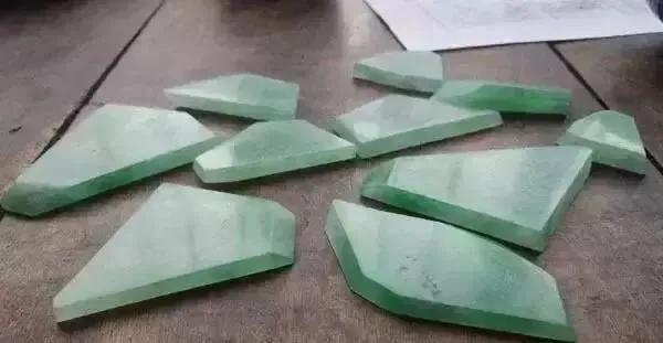 A货翡翠手镯,翡翠原石切开手镯效果-第5张图片-翡翠网 A货翡翠手镯,翡翠原石切开手镯效果-第5张图片-翡翠网