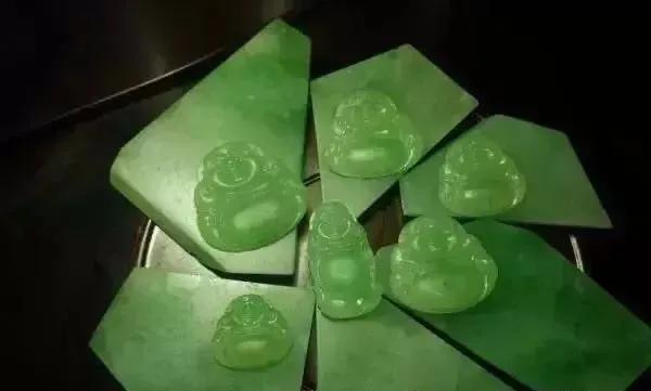 A货翡翠手镯,翡翠原石切开手镯效果-第7张图片-翡翠网 A货翡翠手镯,翡翠原石切开手镯效果-第7张图片-翡翠网