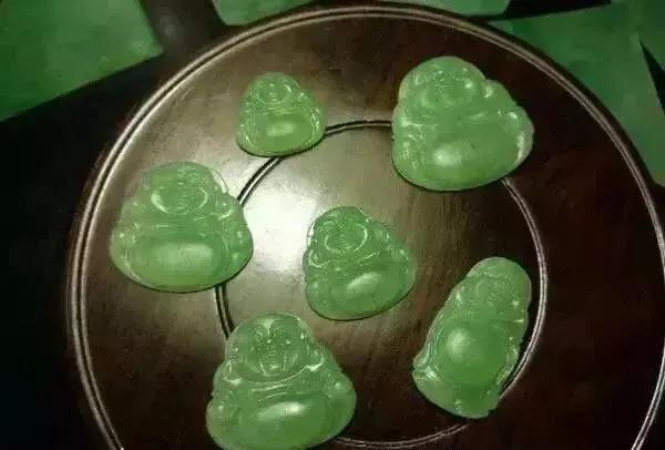 A货翡翠手镯,翡翠原石切开手镯效果-第8张图片-翡翠网 A货翡翠手镯,翡翠原石切开手镯效果-第8张图片-翡翠网