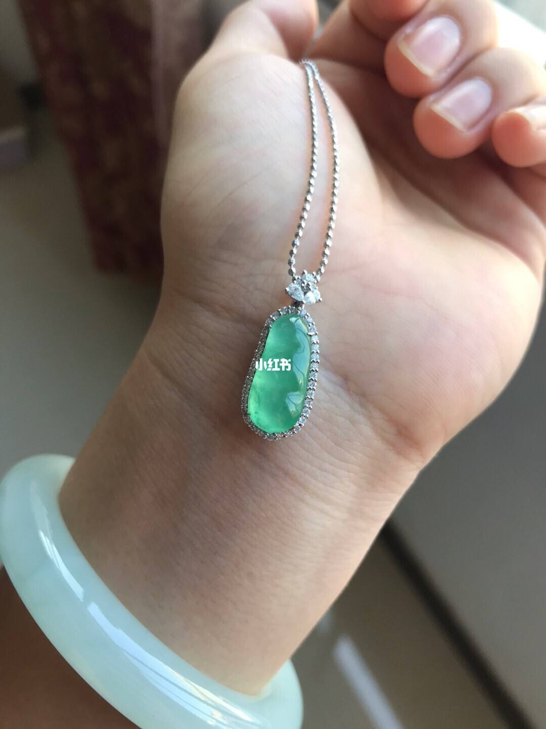 翡翠手镯戴3年才养人,翡翠手镯的说唱-第1张图片-翡翠网 翡翠手镯戴3年才养人,翡翠手镯的说唱-第1张图片-翡翠网