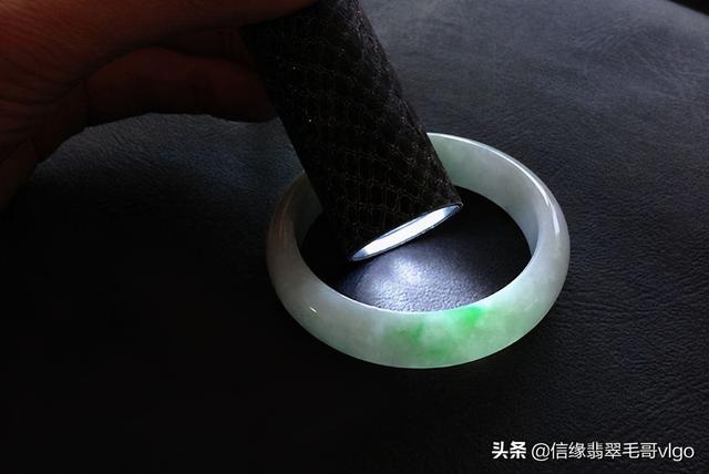 翡翠原石打灯通亮翡翠原石灯选择-第6张图片-翡翠网