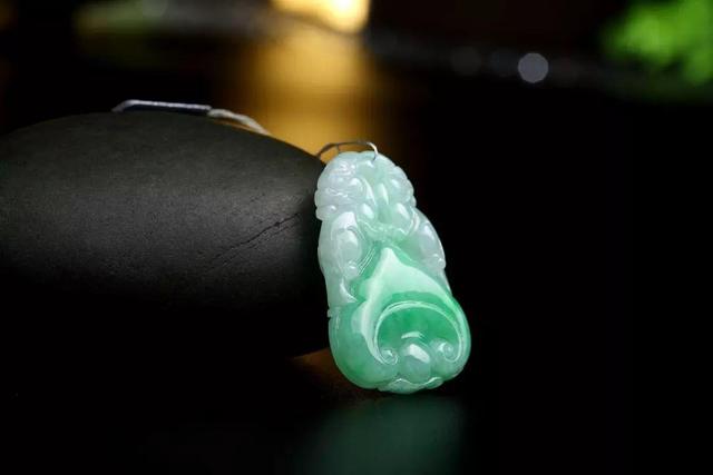 关于女人戴翡翠好还是和田玉好的信息-第1张图片-翡翠网 关于女人戴翡翠好还是和田玉好的信息-第1张图片-翡翠网