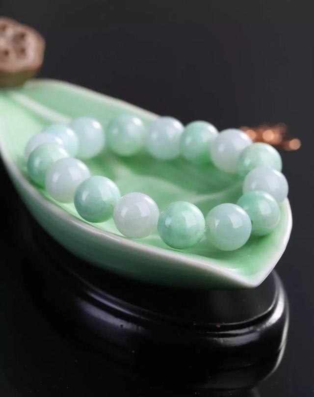 关于女人戴翡翠好还是和田玉好的信息-第7张图片-翡翠网 关于女人戴翡翠好还是和田玉好的信息-第7张图片-翡翠网