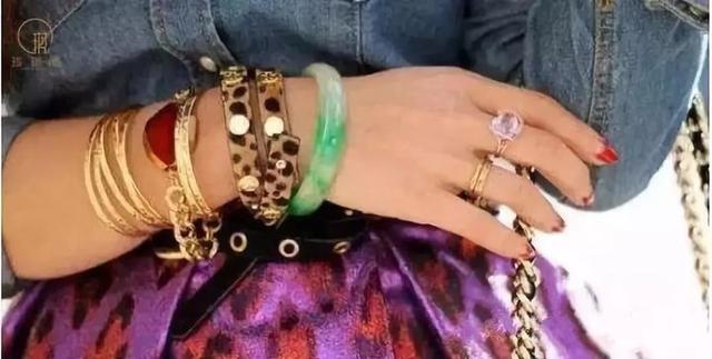 手腕细戴什么镯子好看,翡翠手镯两个圈-第4张图片-翡翠网 手腕细戴什么镯子好看,翡翠手镯两个圈-第4张图片-翡翠网