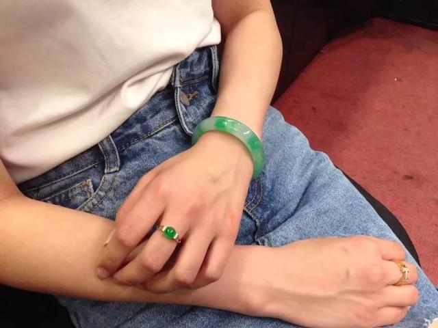 手腕细戴什么镯子好看,翡翠手镯两个圈-第8张图片-翡翠网 手腕细戴什么镯子好看,翡翠手镯两个圈-第8张图片-翡翠网