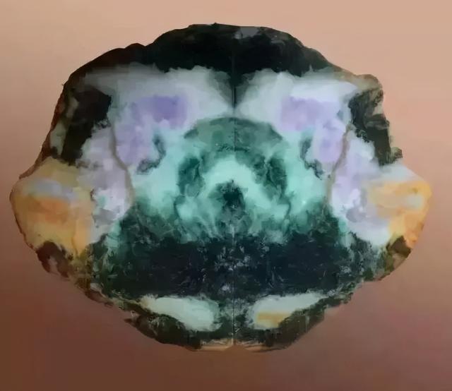 翡翠原石切开后黑色,赌石切开后可以卖给谁-第1张图片-翡翠网 翡翠原石切开后黑色,赌石切开后可以卖给谁-第1张图片-翡翠网