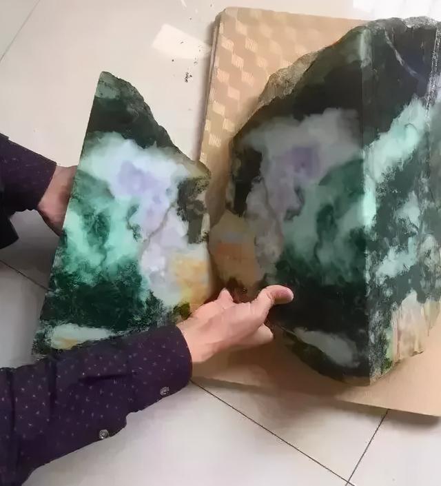 翡翠原石切开后黑色,赌石切开后可以卖给谁-第4张图片-翡翠网 翡翠原石切开后黑色,赌石切开后可以卖给谁-第4张图片-翡翠网