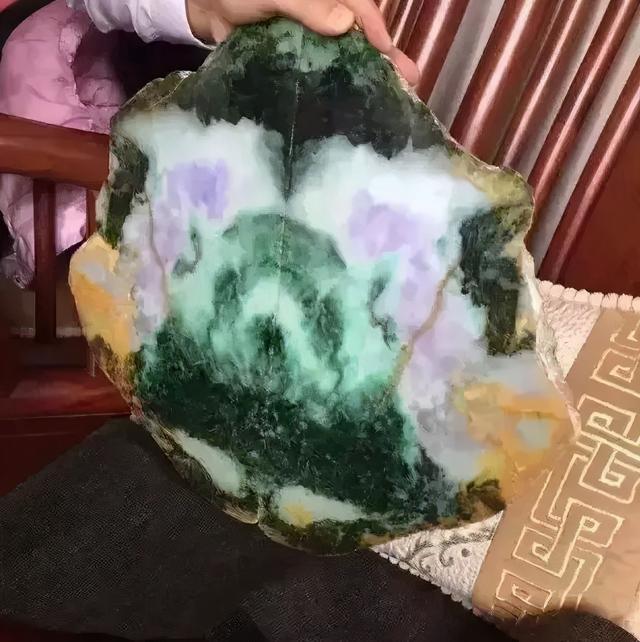 翡翠原石切开后黑色,赌石切开后可以卖给谁-第6张图片-翡翠网 翡翠原石切开后黑色,赌石切开后可以卖给谁-第6张图片-翡翠网